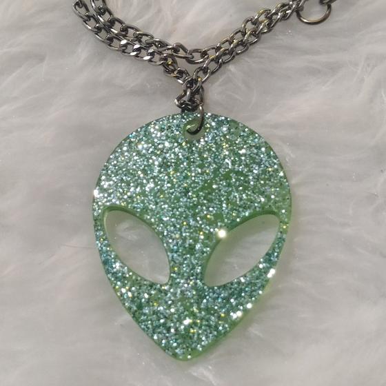 Imagem de Corrente com pingente Alien verde com glitter em resina