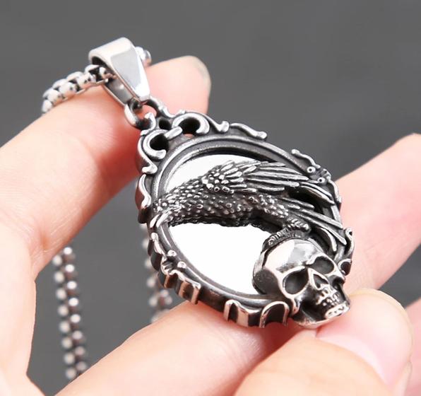 Imagem de Corrente com Pingente Espelho Mágico Corvo e a Skull