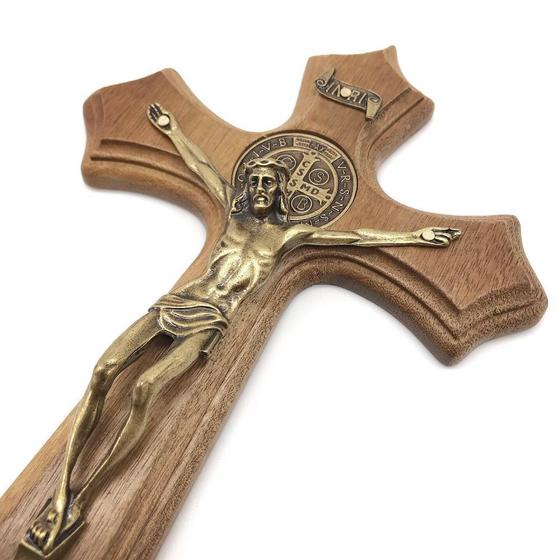 Imagem de Crucifixo de parede em madeira moldado imbuia ouro velho 25 cm