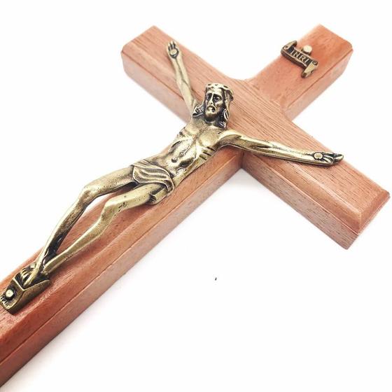 Imagem de Crucifixo de parede madeira metal dourado tradicional 19 cm