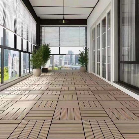 Imagem de Deck Modular em WPC 30X30 Cor Ipê 1m ² (11 peças)