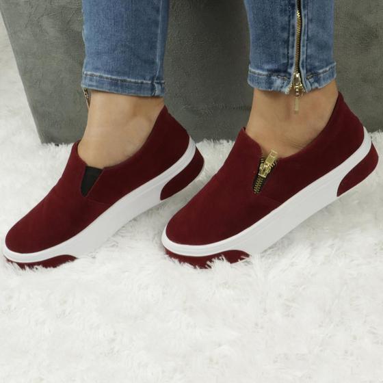 Imagem de Desfile em Estilo com o Slip On Feminino em Camurça e Solado Com Tiras Bordo