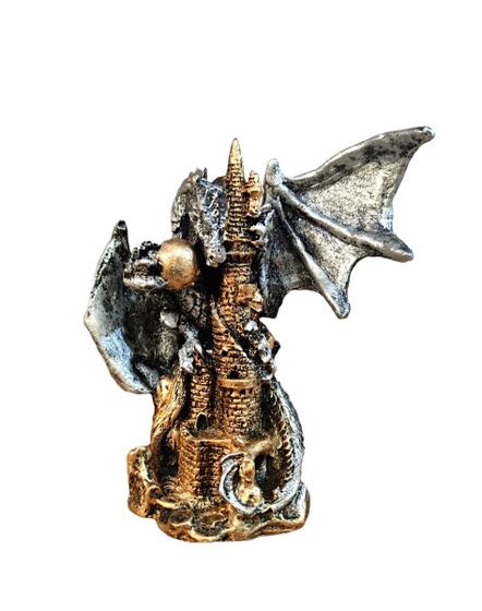 Imagem de Dragao Prata Na Torre Pequeno de Resina com Torre Dourada