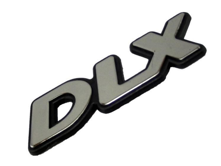 Imagem de Emblema Dlx Blazer S10 1997 Em Diante Cromado Com Fundo Preto