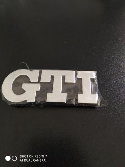 Imagem de Emblema gti prata com fundo preto meterial acrílico  com dupla face fácil aplicação