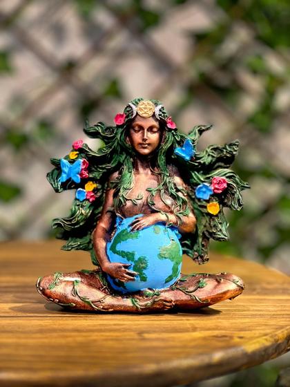 Imagem de Enfeite Decorativo Estatueta Gaia Mãe Terra Natureza Em Resina