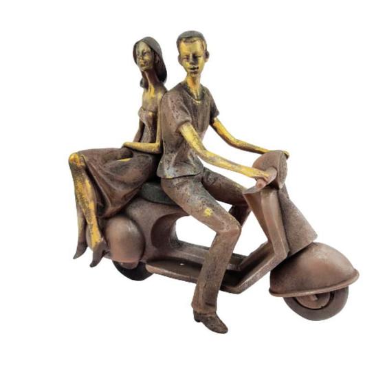 Imagem de Escultura Casal Na Lambreta Marrom 28X30X11Cm Moto