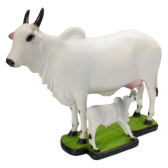 Imagem de Escultura de Vaca nelore com bezerro mamando SV19036