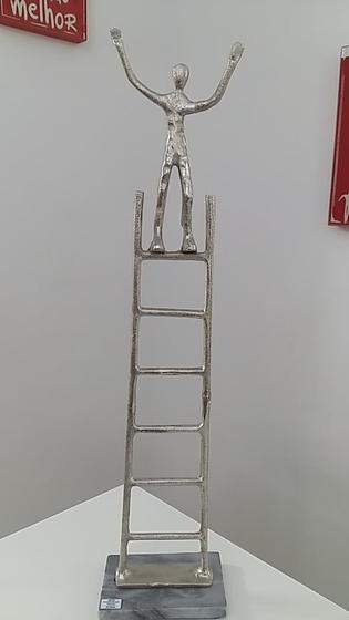 Escultura em Alumínio Fundido Escada O Vencedor 56 cm Menor preço em Escultura em Alumínio Fundido Escada O Vencedor 56 cm