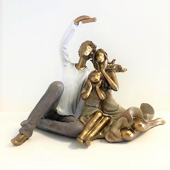 Imagem de Escultura Família Com Menina Na Self Em Resina