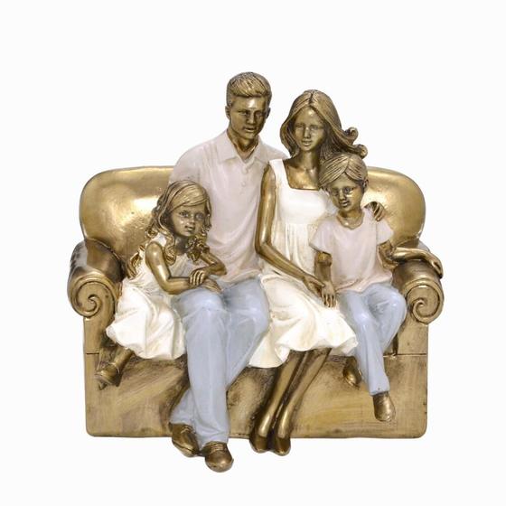 Imagem de Escultura familia decorativa no sofa com casal de filhos