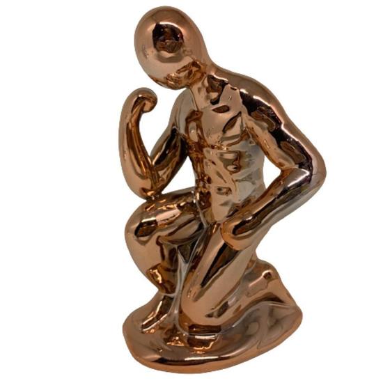 Imagem de Escultura Homem Pensador de cerâmica rose gold decorativo