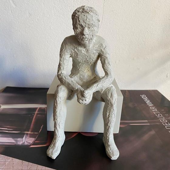 Imagem de Escultura Pessoa Sentada em Poliresina Cinza Mart 17,5x15cm