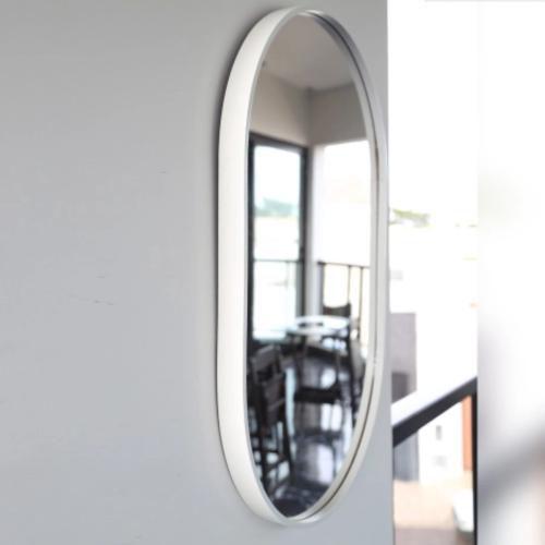 Imagem de Espelho Grande Oval 80x50 com Moldura de Metal p/ Quarto Sala Banheiro