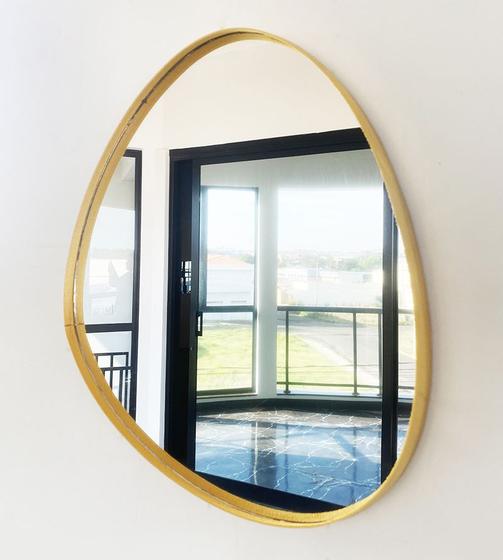 Imagem de Espelho Orgânico Decorativo com Moldura Dourada em Couro Eco 