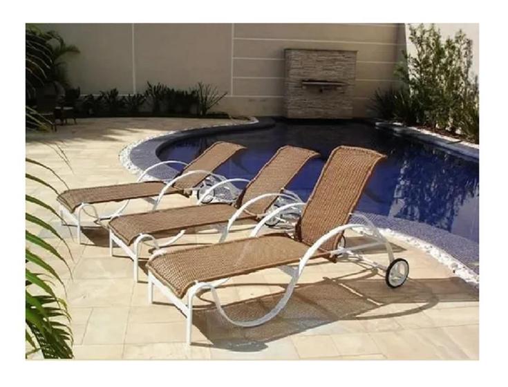 Imagem de Espreguiçadeira Com Rodinhas Piscina Resistente Sol E Chuva