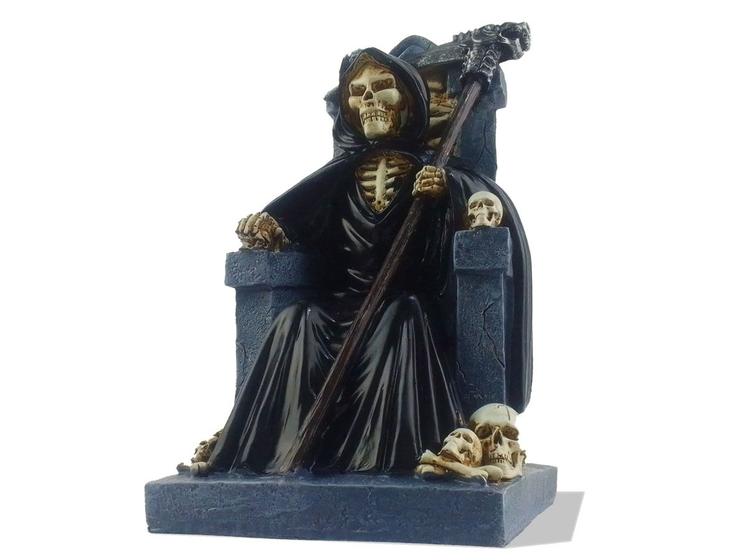 Imagem de Estatueta Decorativo Colecionador em Resina Caveira com Manto em seu Trono de caveiras Tamanho 23cm