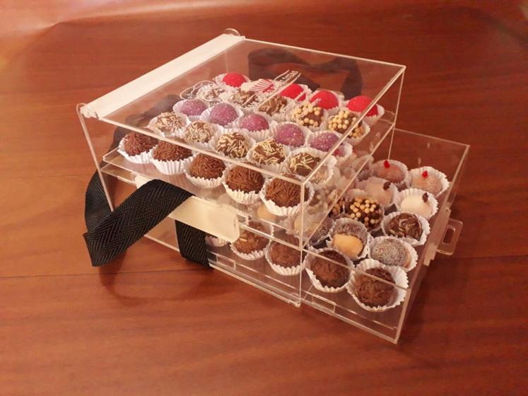 Expositor para 50 brigadeiros 2 andares com gaveta em acrilico Menor preço em Expositor para 50 brigadeiros 2 andares com gaveta em acrilico
