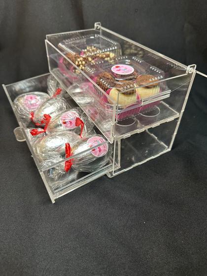 Imagem de Expositor para doces em acrílico cristal 3MM de andar com trava na gaveta e logo personalizado