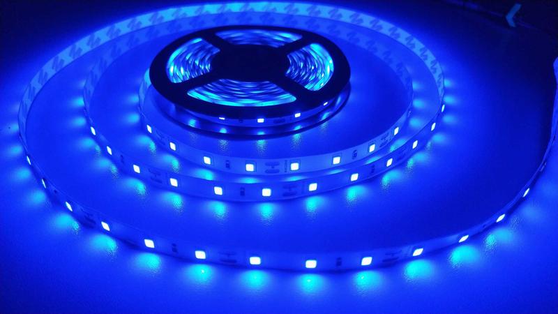 Imagem de Fita LED Azul 2835 24W 300 Leds 5 Metros 5m 12V IP20 Dupla Face com Plug P4