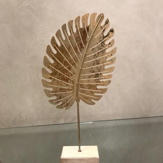 Folha Dourada Com Pedestal Tok Da Casa - Pç Imagem de Folha Dourada Com Pedestal Tok Da Casa - Pç
