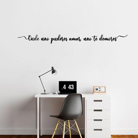 Imagem de Frase de Parede  "Onde não puderes amar, não te demores." MDF Preto Decorativo Lettering