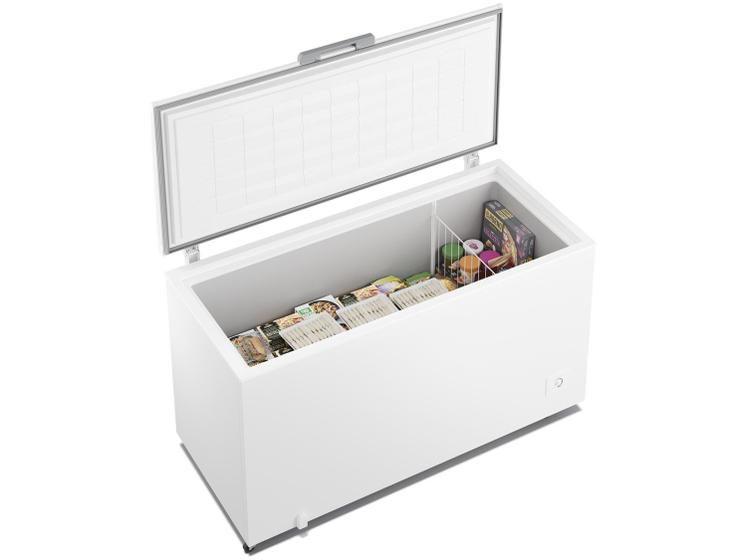 Freezer horizontal Electrolux HI550 branco com a tampa aberta, exibindo o interior com alimentos congelados.