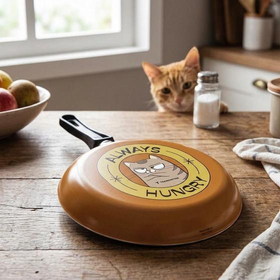 Frigideira Tramontina com estampa de gato posicionada sobre uma mesa de madeira em ambiente de cozinha