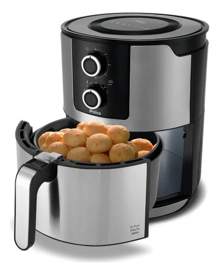Fritadeira Air Fryer Philco PFR67PI com cesta de alimentos, cheia de batatas, cor prata e preto.