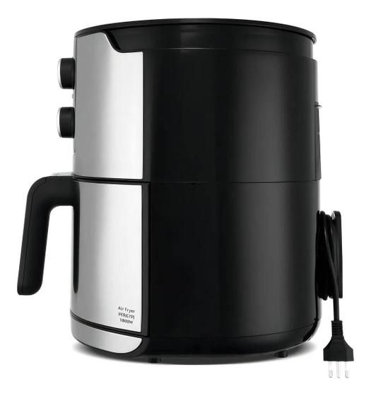 Fritadeira Air Fryer Philco PFR67PI, vista lateral, cor preta e prata, cabo de alimentação.
