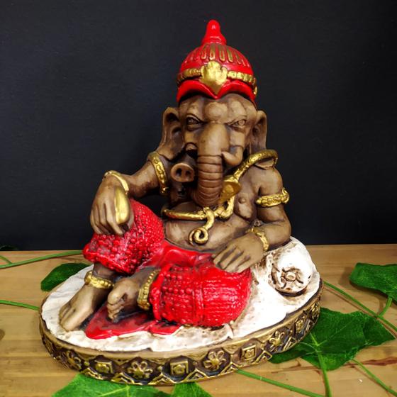Imagem de Ganesha sentada com base envelhecida com vermelho 18cm