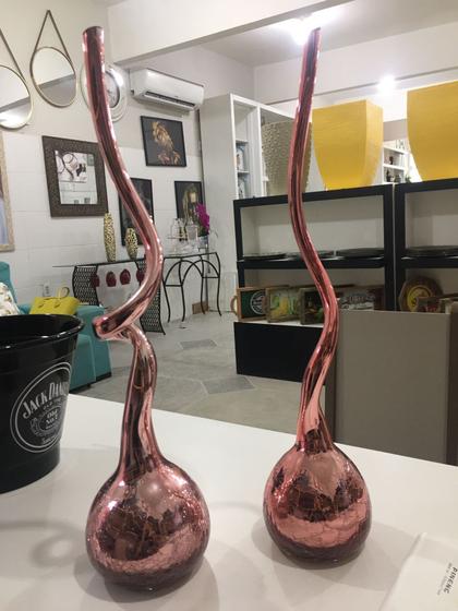 Garrafa de vidro decorativa torcida ROSÊ 46 cm Menor preço em Garrafa de vidro decorativa torcida ROSÊ 46 cm