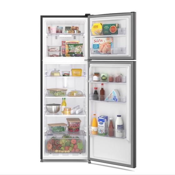Interior da geladeira Electrolux com prateleiras organizadas contendo alimentos e bebidas