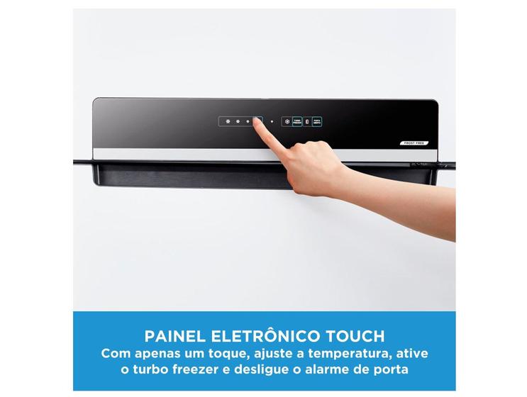 Close-up do painel eletrônico touch de uma geladeira Midea com uma mão ajustando a temperatura