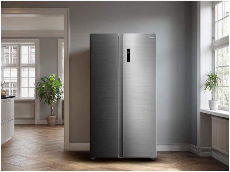 Refrigerador Midea Side by Side posicionado em uma cozinha moderna com iluminação natural.