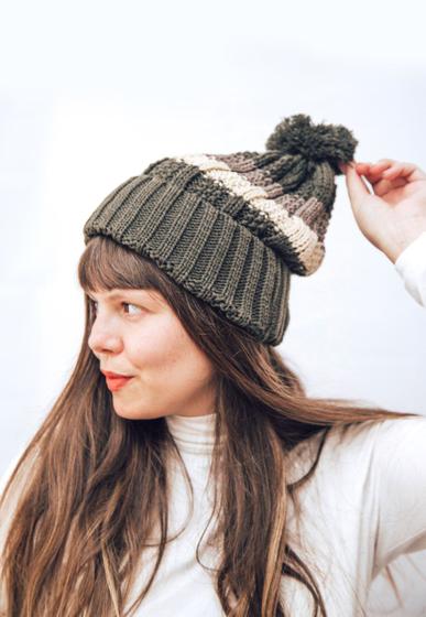 Imagem de Gorro Feminino Touca em Tricô com Listras e Pompom