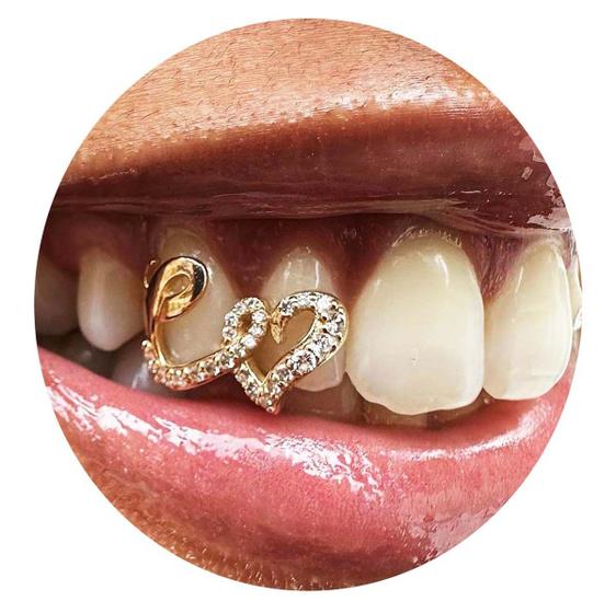 Imagem de Grillz Dourado e Prateado com Design de Coração e Cristais