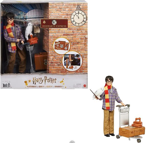 Imagem de Harry Potter Plataforma Colecionável 9 3/4 Boneca (10 polegadas), Posable, Wearing Travel Fashion, com Hedwig, Bagagem &amp Acessórios, Presente para Colecionadores e Crianças 6 Anos de Idade e Up