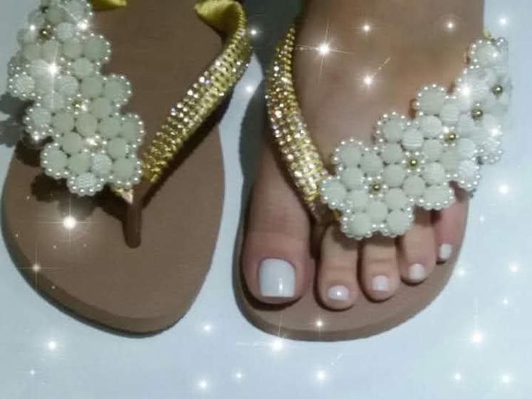 Imagem de  havaianas personalizados com perolas em renda francesa