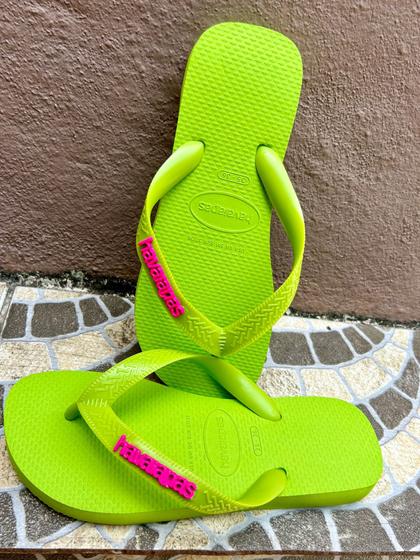 Imagem de Havaianas top verde limão + pingente placa rosa