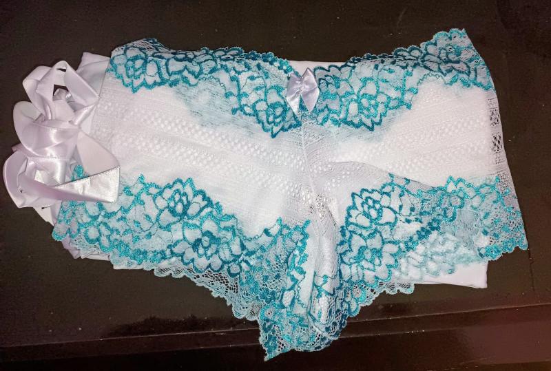 Imagem de Hobby em microfibra com renda. Acompanha calcinha caleçon e fita cetim  Robe roupão