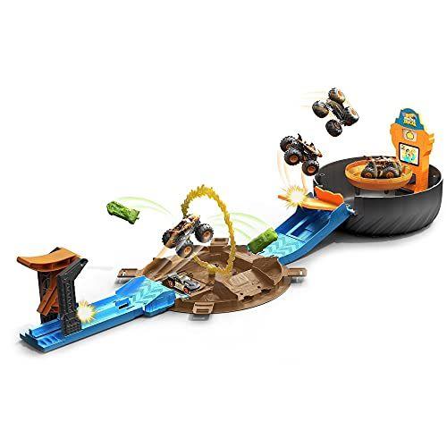 Imagem de Hot Wheels Monster Trucks Stunt Tire Play Set Abre para Revelar Arena com Launcher, 1 Hot Wheels 1:64 Scale Car & 1 Monster Truck, Portátil Toy Gift Set para idades de 4 a 8 anos, preto