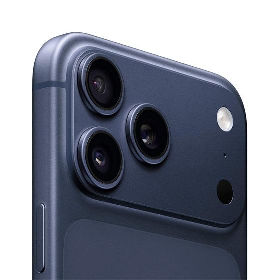 Close detalhado do módulo de câmera tripla Fusion de 48MP do iPhone 17 Pro Max na cor azul-intenso