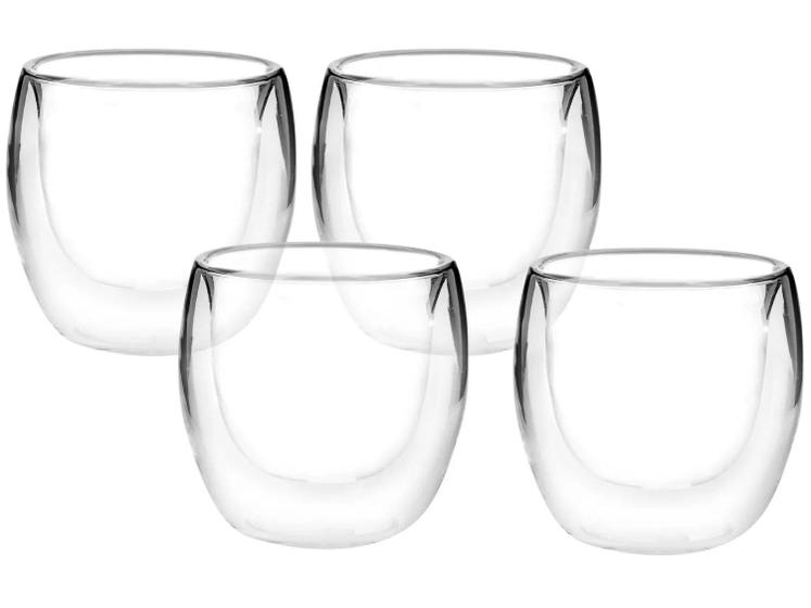 Quatro copos de vidro vazios com parede dupla, exibindo seu design transparente, organizados simetricamente em uma superfície branca.