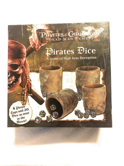 Imagem de Jogo de Dados Pirates of the Caribbean - Com Copos e Dados