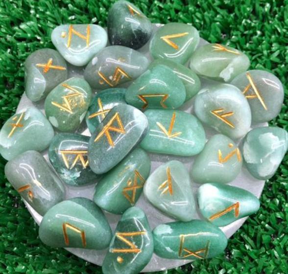 Imagem de Jogo de Runas Pedras Roladas Natural quartzo Verde + Caixa de Madeira + saquinho de veludo + Manual.