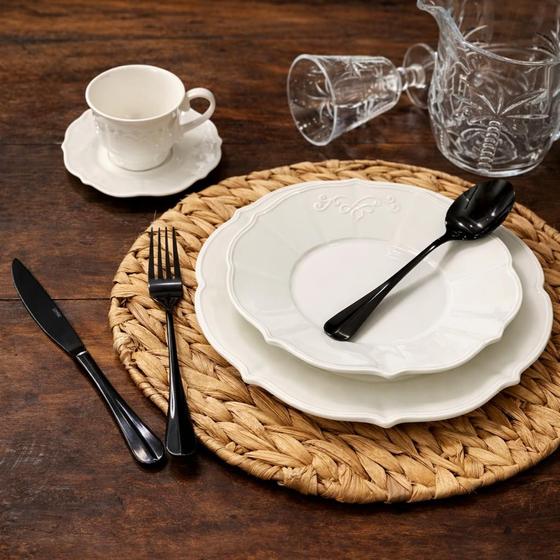 Mesa posta elegante com faqueiro preto Lyor Positano, pratos brancos e taças de cristal