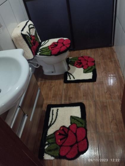 Imagem de Jogo De Tapete Banheiro 3 Peças Frufru Flor vermelho + Caixa do vaso fundo algodão cru