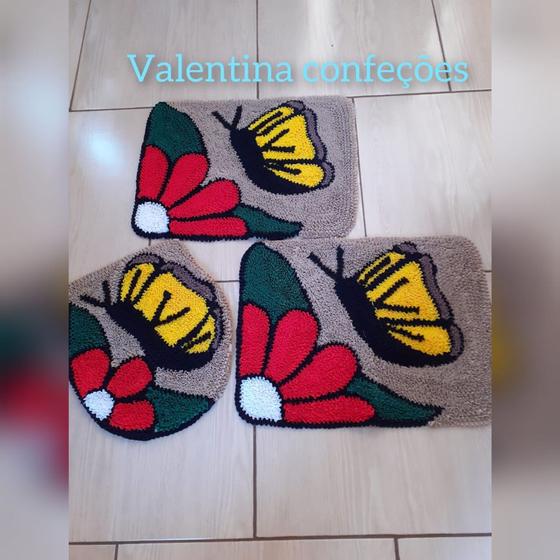 Imagem de Jogo De Tapete Banheiro Borboleta Com Flor/vermelho Com Café Com Leite 3 Peças Frufru