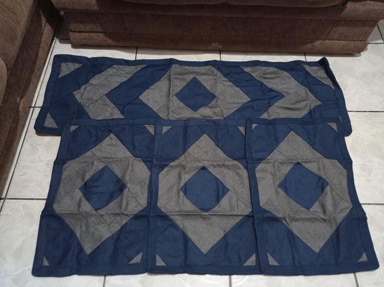 Imagem de Jogo de tapetes de retalhos passadeira e três tapetes pronta entrega CINZA e AZUL patchwork .